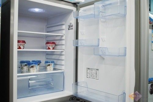 新品速递：海信白色三门冰箱节能保鲜 