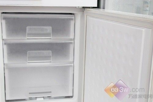 打造多彩生活 澳柯玛三新品三门冰箱热卖 