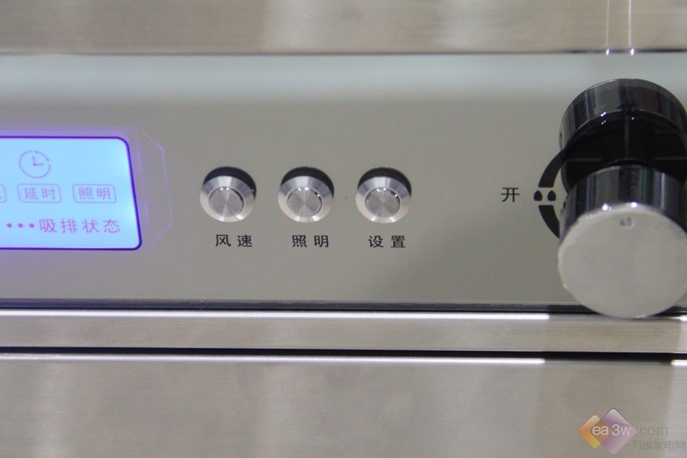 左边旋钮为消毒柜按钮                 右边为旋钮为灶台旋钮