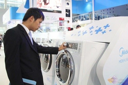 2013广交会：美的洗衣机重装上阵人气旺 
