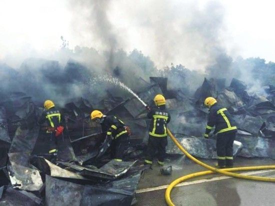 邵阳高速上挂车自燃 约300万冰箱被烧毁 