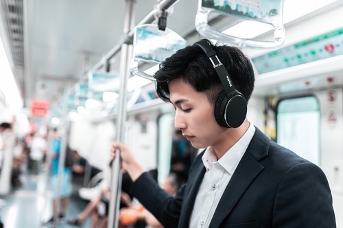 UONI由利srhythm系列蓝牙耳机筑造绝妙听觉体验，在德法亚马逊销量夺冠