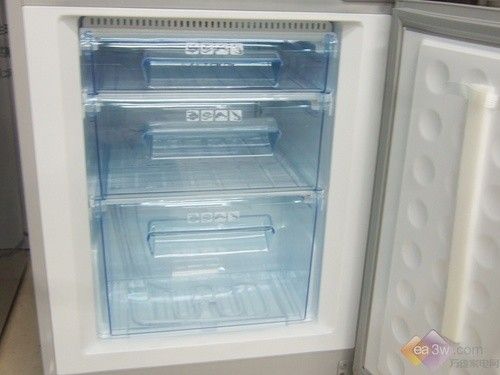 美的三门冰箱仅售3000元 大中遭抢购 