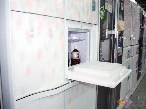 LG新品对门冰箱上市 魔幻花纹首测