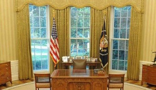 总统办公桌并未发生任何变化;; 奥巴马大秀私家照 白宫办公室新装修