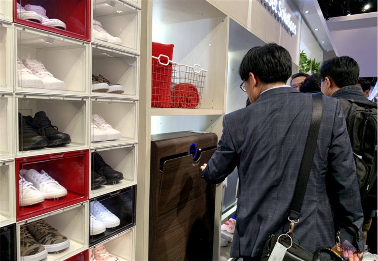 海尔衣联网CES发布全球首创的智能洗鞋机